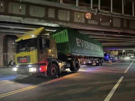 苗栗貨櫃車卡國道陸橋！輪胎放氣無效　折騰3小時才脫困