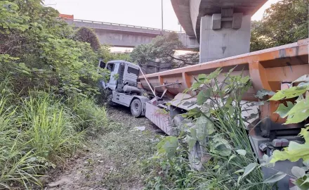 國道重大事故！國3燕巢段砂石車衝出邊坡　1人受傷