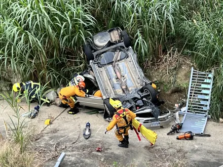 影/魂斷情人橋下！台中轎車慘被撞下邊坡　60歲婦送醫不治