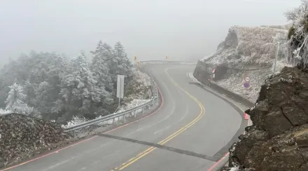 影/合歡山下雪了！銀白世界民眾嗨爆直接跳「脫衣舞」