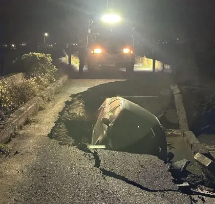 影/布袋「天坑吞車」！防汛道路突陷落「車開一半被吃了」