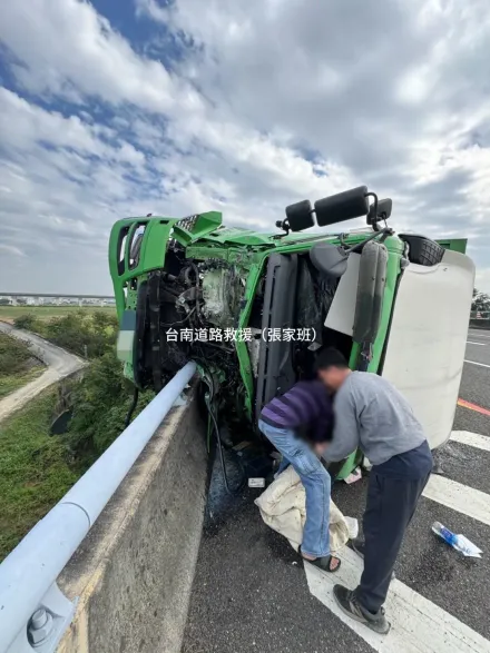 國道8號嚴重車禍！大車翻覆車頭插護欄險墜橋