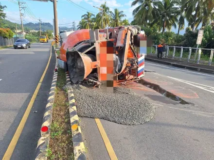 影/「爆漿」畫面曝！高雄水泥車疑煞車失靈180度翻覆了