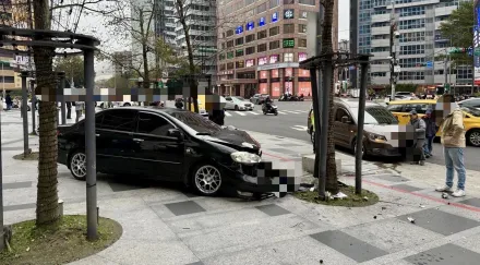 北市驚險車禍！轎車擦撞衝上市府站人行道　現場畫面曝