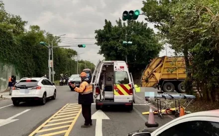 新北重大車禍！ 25歲騎士打滑噴進垃圾車底　遭輾當場慘死