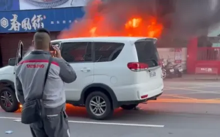 清晨碰一聲！台中汽、機車對撞釀火燒車　騎士倒地不動