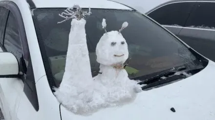 影/合歡山「厚厚積雪」夢幻到爆　民眾如願堆雪人超嗨