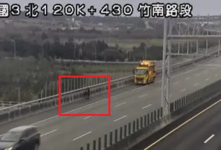 把自己當車？女徒步「西濱接國3」　走錯方向還驚險跨分隔島