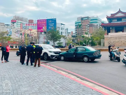 影/新竹東門圓環三寶逆向「0煞車襲擊」　駕駛嚇歪：充滿問號