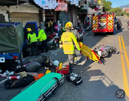 影/新北重大車禍！發財車撞進民宅　司機頭破被送醫