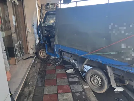 撞擊瞬間曝！五股小貨車失控衝撞髮廊門柱　6機車遭殃