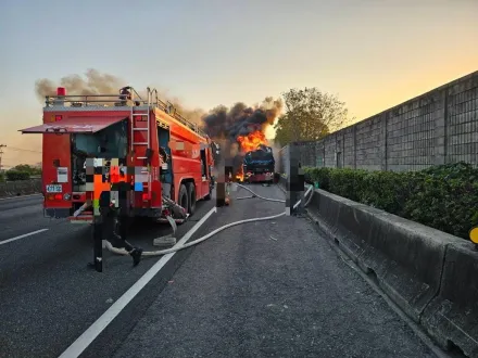 影/週末不平靜！國1新營路段驚悚火燒車　幸無人傷亡