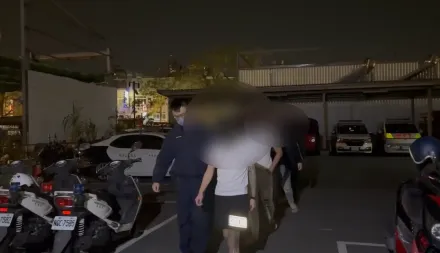 不滿租車超速遭扣牌！高雄車行老闆怒砸鐵門　警火速逮5嫌送辦