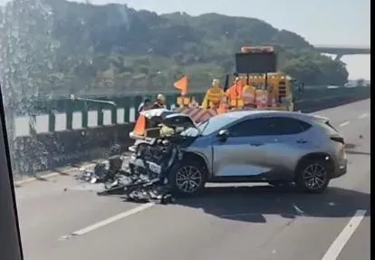 影/國3嚴重車禍！休旅撞緩撞車「車頭全毀」傷亡不明