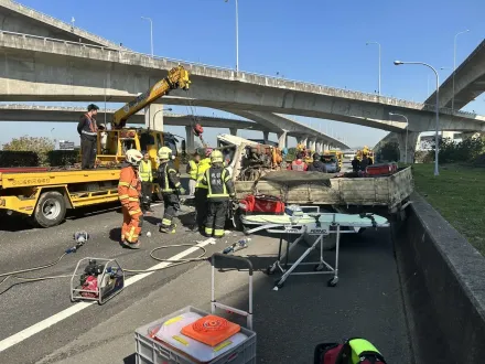 國1機場段車禍！小貨車高速追撞2車　駕駛大腿骨折受困