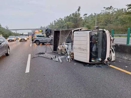 疑閃貓險奪命！小貨車國3田寮段猛撞轎車側翻　1人送醫