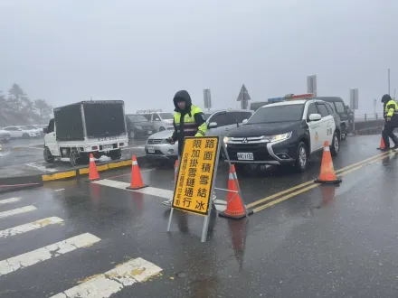 合歡山今晨再降冰霰！　武嶺至松雪樓路段「限加掛雪鏈通行」