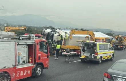 影/近距離搶救畫面直擊！國3竹山段嚴重車禍　駕駛慘夾車頭