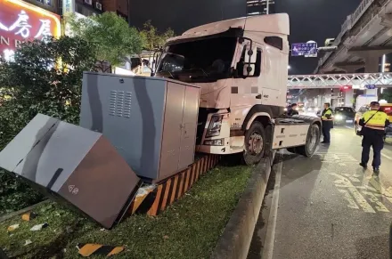 影/新北嚴重車禍！曳引車頭衝上分隔島　撞爛變電箱路樹斷