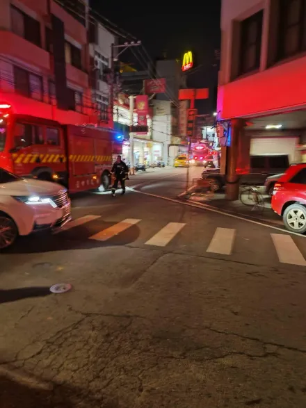 台中沙鹿深夜爆民宅火警！二樓濃煙持續竄出　消防全力搶救中