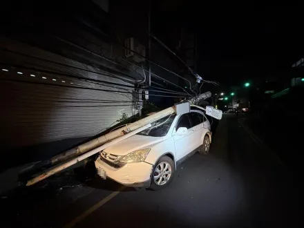 又是酒駕釀禍！苗栗男開車撞斷電桿　路燈插入騎樓全毀