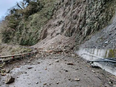 南橫台東栗園段邊坡坍方、雙向封閉！最快今16時搶通