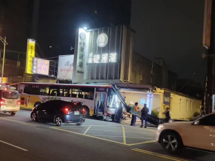 桃園驚悚車禍！八德區公車猛撞騎樓　多台機車卡輪下