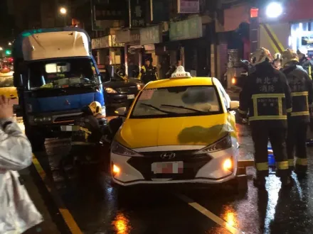 影/悚！中和翁過馬路先遭酒駕移工撞倒　再被3車輾死