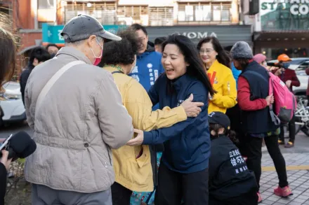 徐巧芯送春聯遇抗議！ 婦嗆聲「祝妳罷免成功」下一秒現世報來了