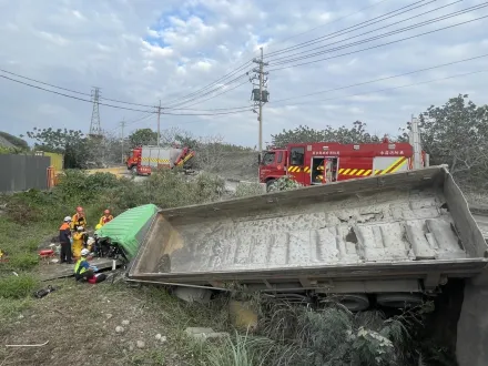 屏東又爆死亡事故！2砂石車會車擦撞　「1車衝落堤防」駕駛慘死