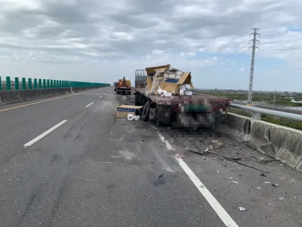 影/學甲台84拖板車遭砂石車猛撞　60歲男噴落20米深橋亡