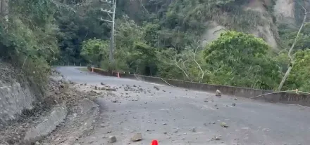 影/嘉義6.4強震！嘉145-1線「落石坍方」　雙向道路阻斷