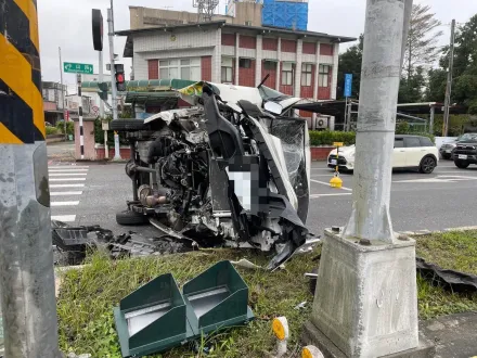 廂型車自撞騰飛翻覆！號誌燈慘遭擊落　花蓮父子受困送醫