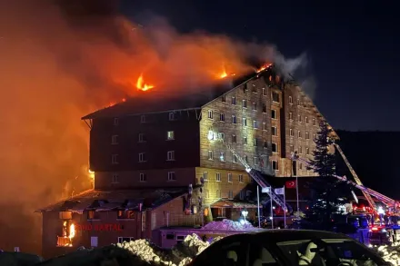 影/土國滑雪度假區飯店深夜惡火　住客驚醒逃難10死32送醫