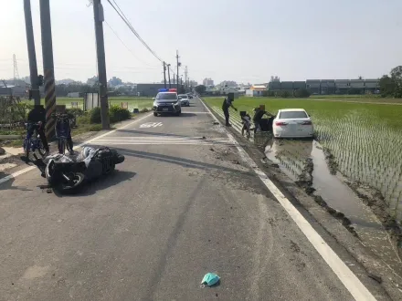 慘烈現場曝！大寮轎車撞機車「栽進田」7旬公嬤送醫