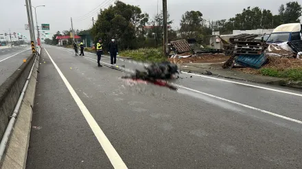 影/上班遇死劫！台61苗栗段騎士撞拖板車　血流滿地慘死