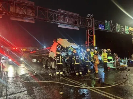 載H型鋼樑煞不住！國2大園拖板車追撞同事車1死　車頭變形