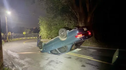 酒駕翻車！淡水自小客車擦撞邊坡翻覆　76歲駕駛受困