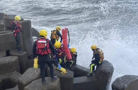 新北船難！林口火力發電廠旁舢舨船翻覆　3人落水1人失蹤