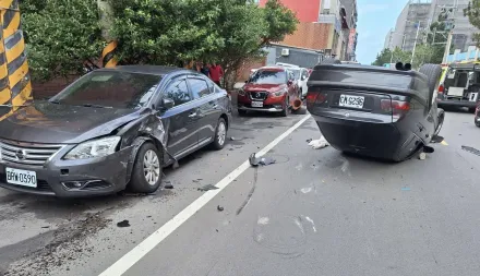 基隆重大車禍！一家4口翻車2童送醫　車上搜出毒品、刀械