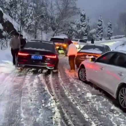 春運急凍！河南暴雪開車返鄉困12小時　車主怨：防滑鍊也難走