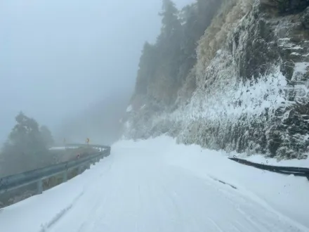 別白跑！合歡山急凍成冰雪世界　翠峰至大禹嶺路段17點起封閉