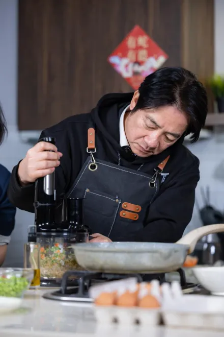 直擊！賴清德穿上圍裙親下廚　幫官邸毛小孩年夜飯加菜