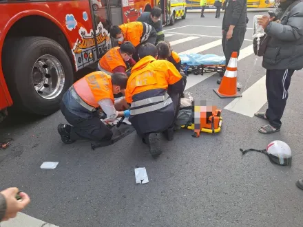 北市忠孝東路雙層巴士撞機車　22歲後座妹左腳碎掉了