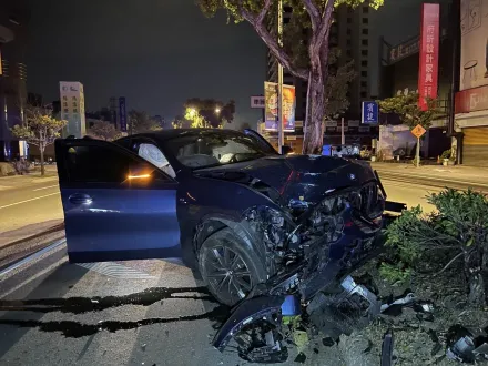 影/台南嚴重事故！休旅車猛撞分隔島、變電箱「油噴滿地」