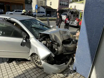 初二宜蘭重大車禍！轎車撞民宅車頭毀「1人命危搶救中」