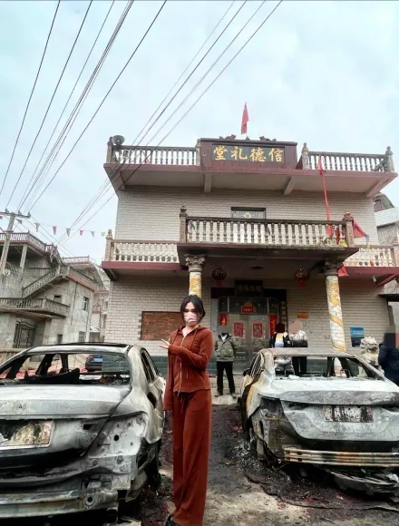 影/過年放鞭炮...百萬賓士慘被燒成空殼　陸正妹車主淡定比YA合影