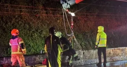 瑞芳男騎士詭撞護欄噴飛！慘摔鐵軌受困　警消急吊掛救援