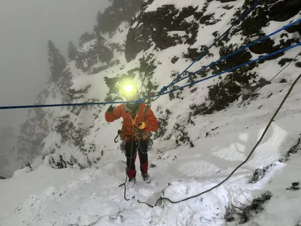 影/過年攀馬博橫斷墜谷！僅尋登山杖　女山友恐遭積雪掩埋