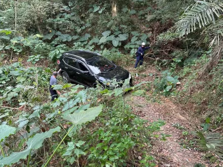 別偏信導航！一家五口出遊受困高雄山區　警民協力助脫困